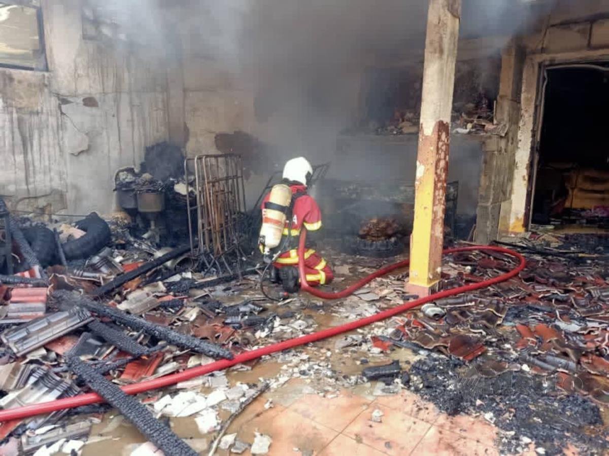 Lapan sekeluarga termasuk lima kanak-kanak terselamat selepas rumah teres tiga tingkat yang didiami mereka terbakar hari ini. FOTO / IHSAN JBPM Selangor