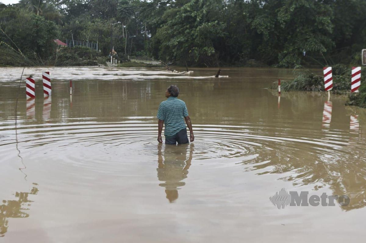 KEADAAN banjir di Kampung Air Putih dan Teladas yang masih ditenggelami air sedalam lebih satu meter. FOTO Ghazali Kori