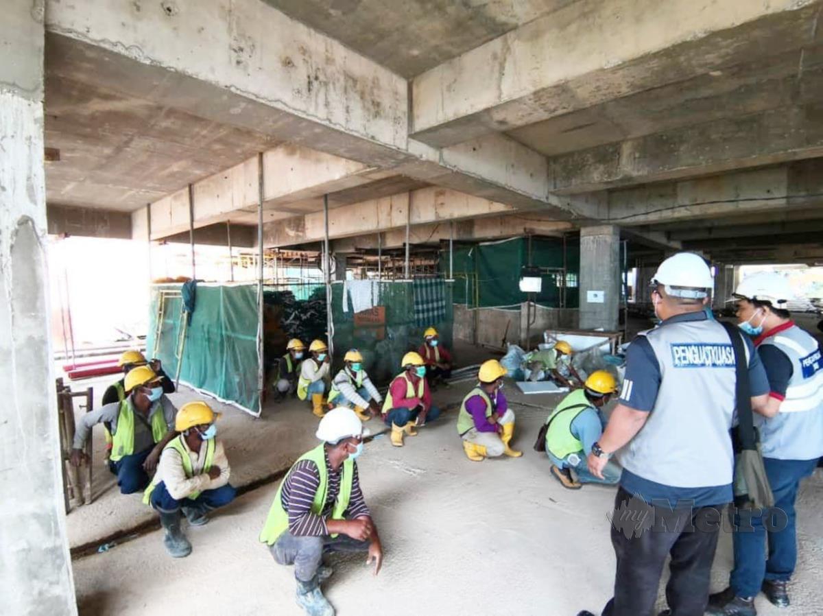 Anggota penguatkuasa Lembaga Pembangunan Industri Pembinaan Malaysia (CIDB) Pahang membuat  pemeriksaan ditapak pembinaan. FOTO MOHD RAFI MAMAT