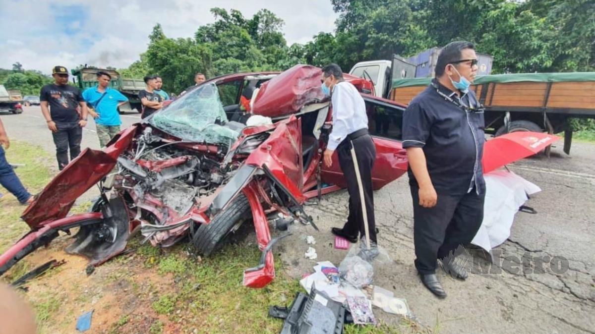 KEADAAN Perodua Alza yang terbabit dalam kemalangan dengan treler. FOTO Rosli Ilham