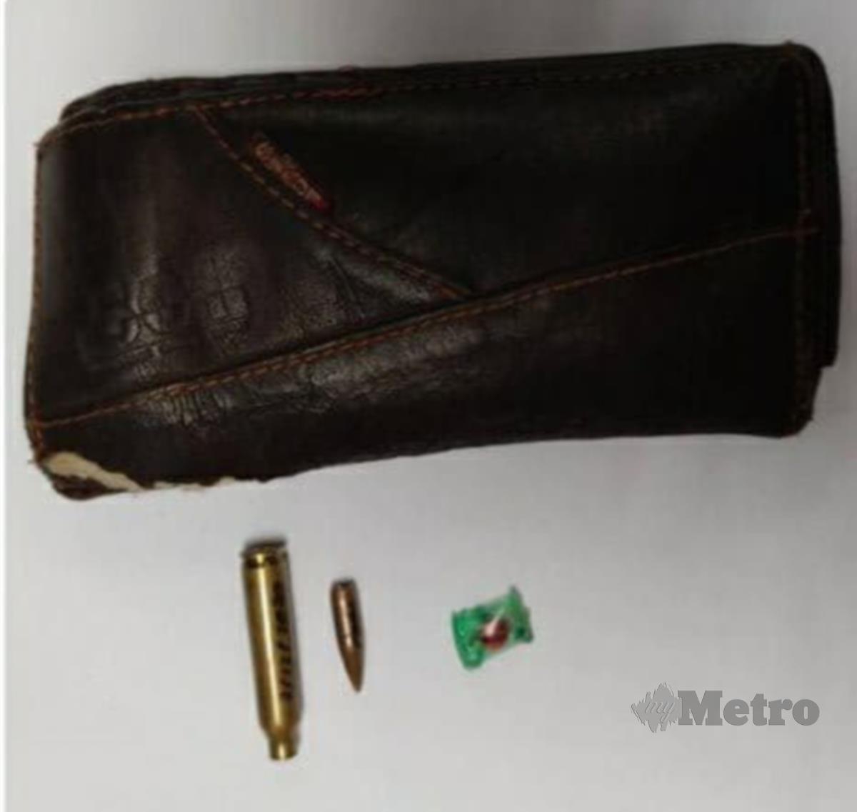 Beg dompet berisi peluru, kelongsong peluru dan pil dipercayai dadah dirampas anggota PGA8 di Kampung Aur China, Slow Machang, di sini, semalam. FOTO IHSAN PGA8