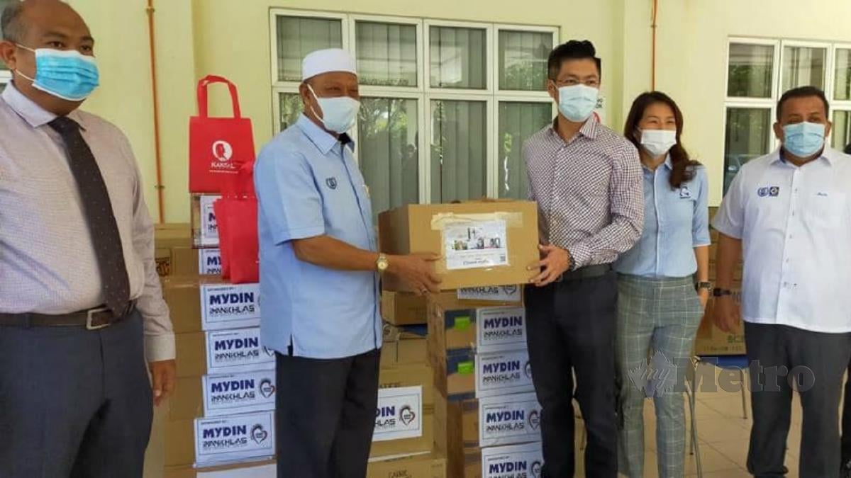 WAN Romani menerima sumbangan daripada pembekal untuk Kiosk UiTM Prihatin. FOTO Ihsan UiTM Cawangan Kedah