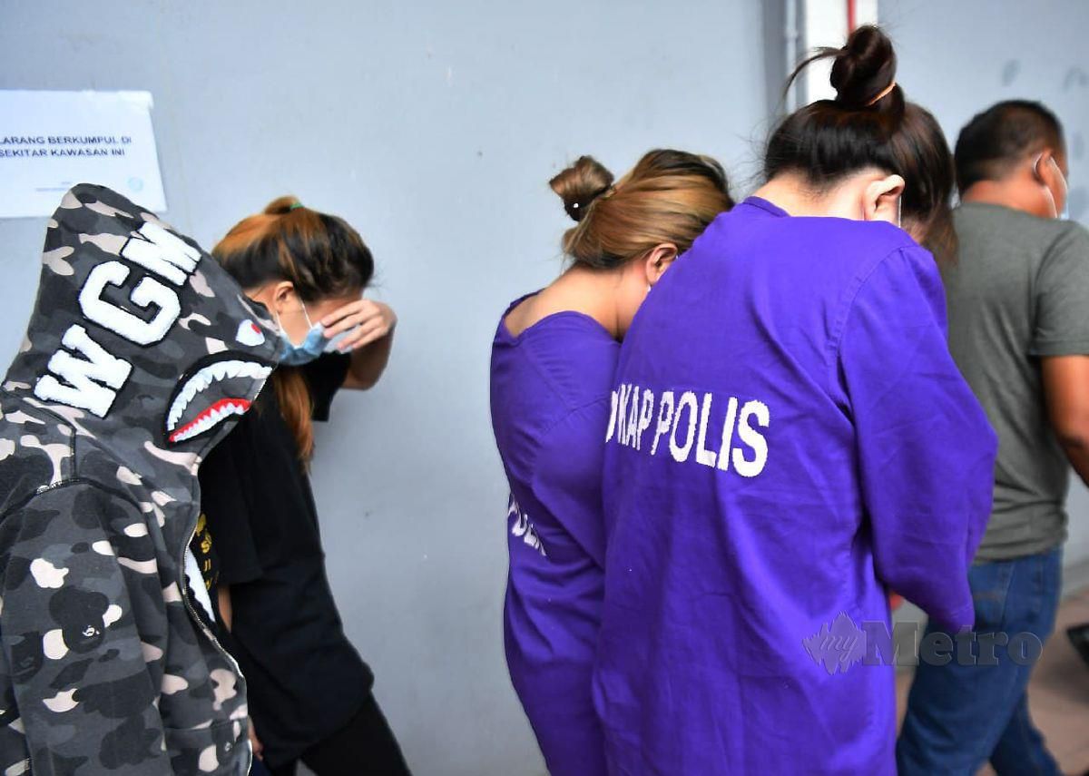 EMPAT wanita antara 12 individu yang direman mengikut POCA kerana disyaki terbabit dengan sindiket Macau Scam. FOTO Sharul Hafiz Zam.