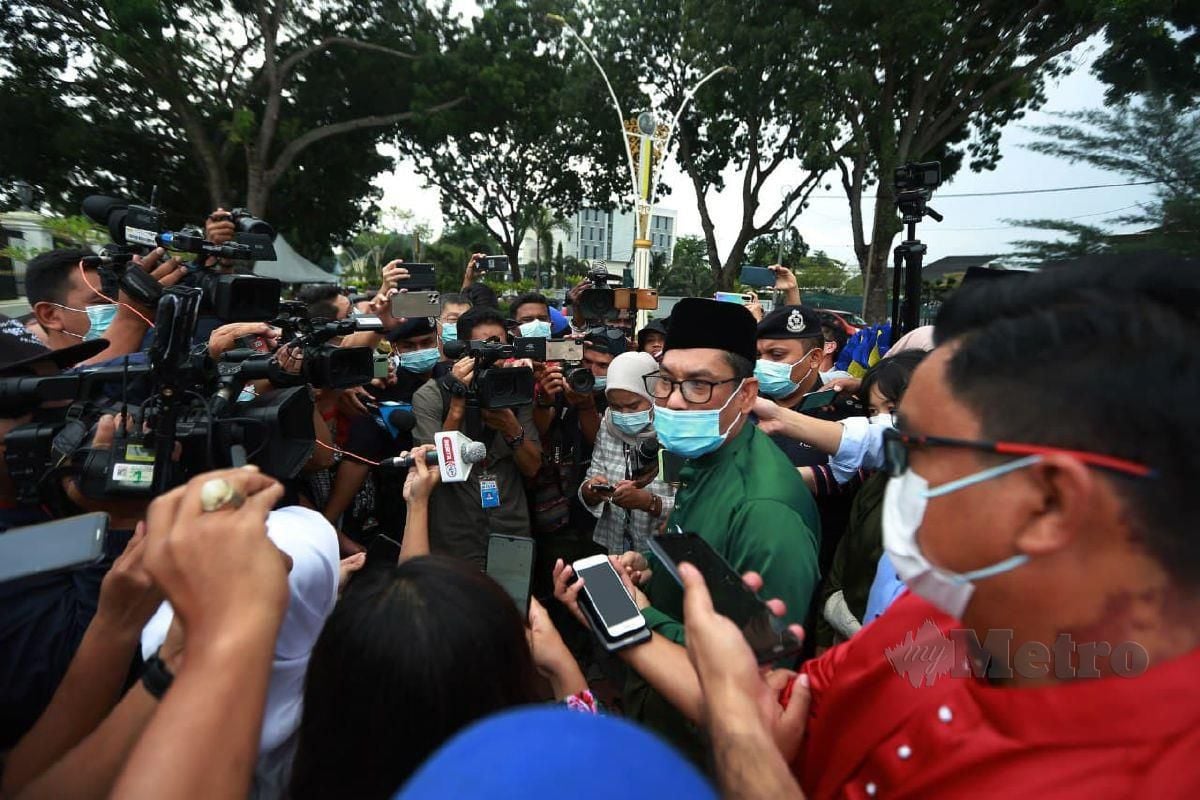 Ahmad Faizal pada sidang media ketika tiba di pintu masuk utama Istana Kinta. FOTO Sharul Hafiz Zam