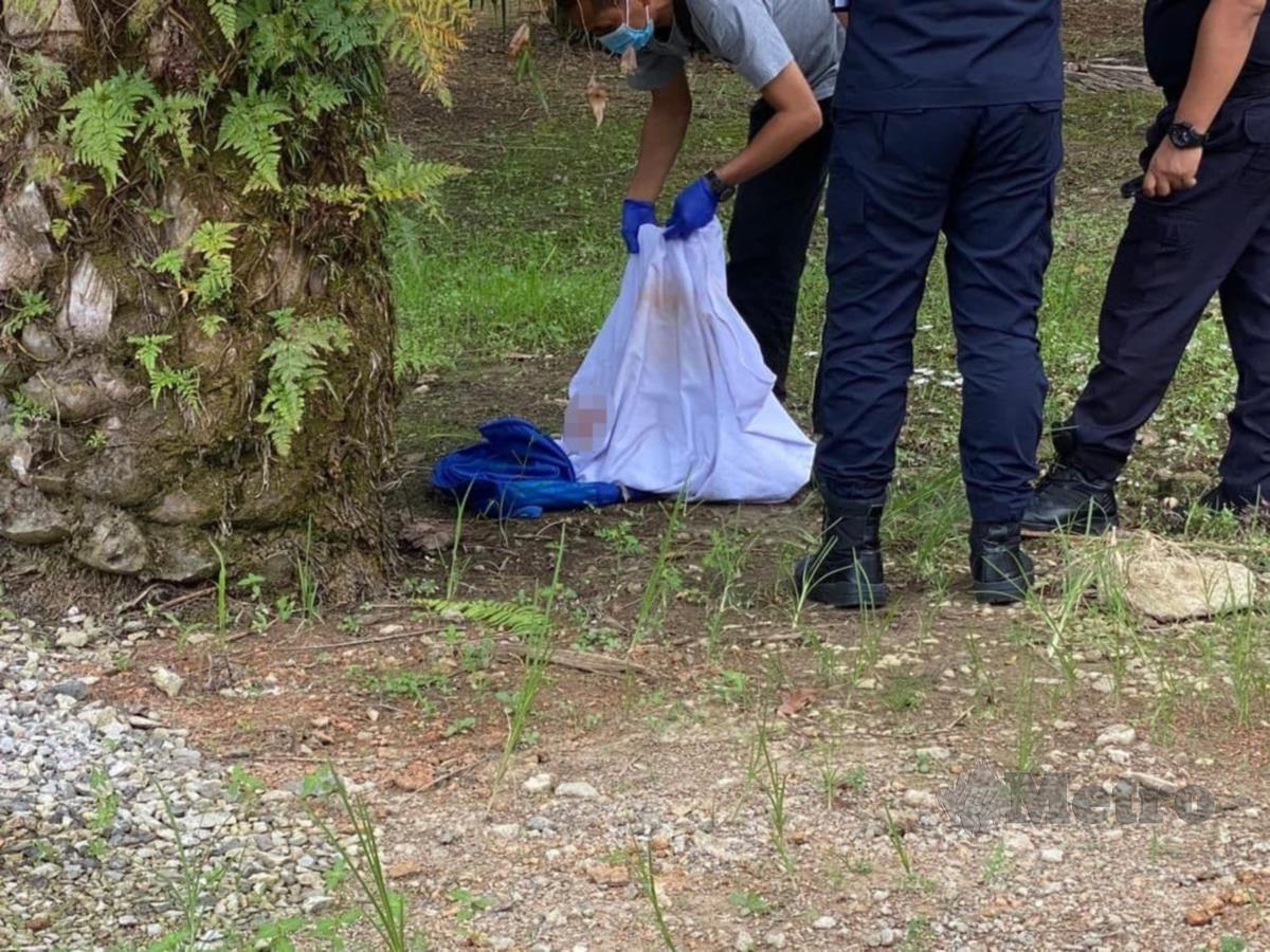 Keadaan mayat bayi lelaki yang ditemui di kebun sawit belakang sebuah rumah di Kampung Tali Air 11, Pasir Panjang, hari ini. FOTO IHSAN POLIS