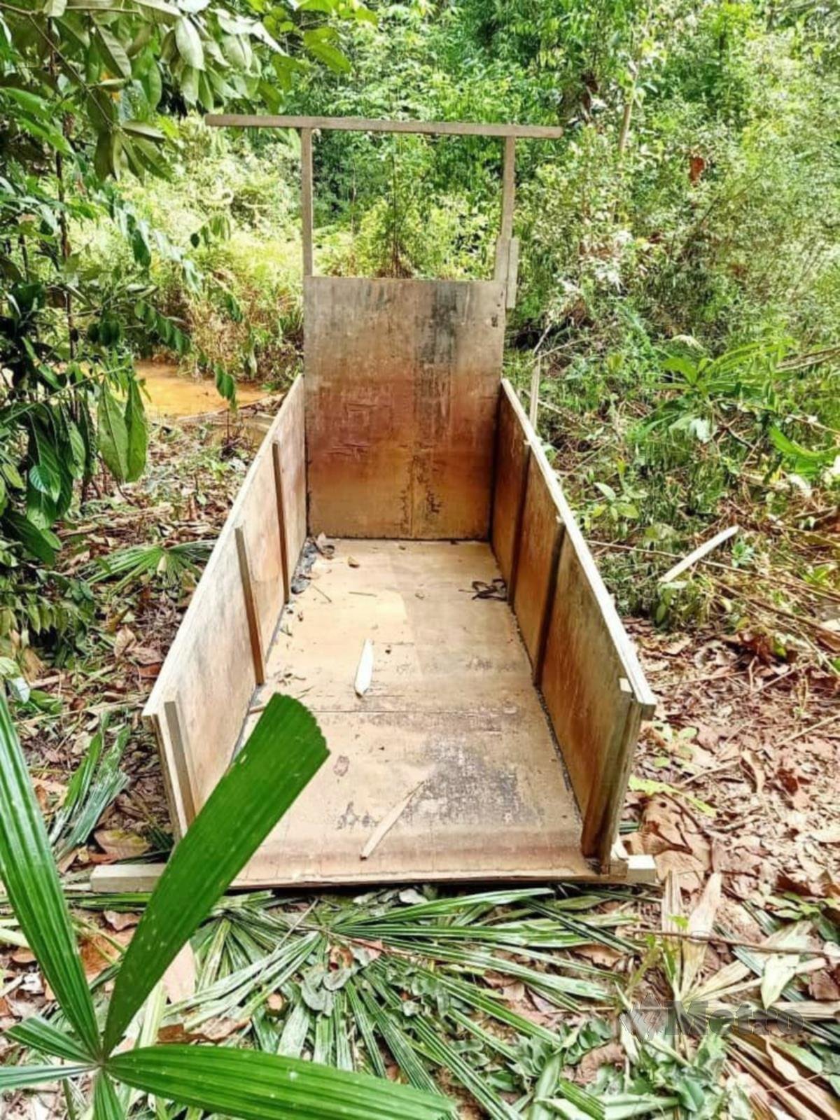 Palong kayu yang akan digunakan untuk melombong emas secara haram ditemui dalam Hutan Simpan Ibam. FOTO/MOHD RAFI MAMAT