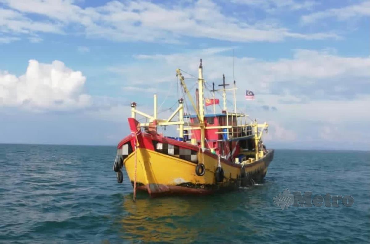 Bot pukat tunda kelas C yang ditahan Maritim Malaysia bersama lima nelayan asing kerana melanggar syarat dah lesen menangkap ikan. FOTO /IHSAN Maritim Malaysia