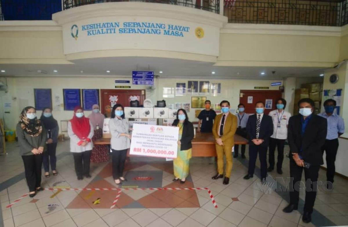 Alesia Sion (lima dari kiri) menyerahkan replika cek RM1 juta sumbangan SESB di Hospital Queen Elizabeth (HQE), Kota Kinabalu. FOTO ihsan SESB