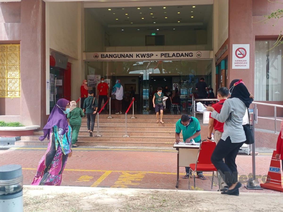 Pencarum dibenarkan memasuki pejabat KWSP Alor Setar mengikut SOP bagi mengelak penularan COVID-19. Foto Noorazura Abdul Rahman