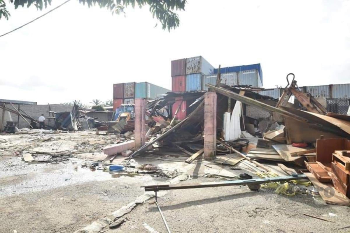 Majlis Perbandaran Klang (MPK) bertindak merobohkan struktur bangunan tanpa kelulusan di atas tanah Lot 4911, Jalan Teratai Off Jalan Meru. FOTO IHSAN MPK
