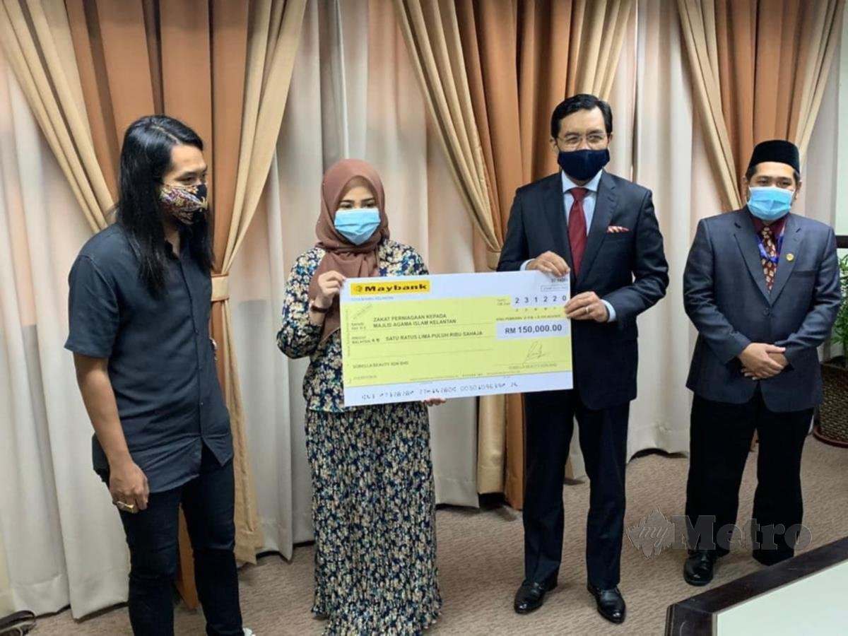 Zulkifle Ab Rahman (dua kanan) menerima cek zakat daripada Ketua Pegawai Eksekutif Sobella Beauty Sdn Bhd Wan Nur Syuhada Wan Norzie (dua kiri). FOTO / HAZIRA AHMAD ZAIDI