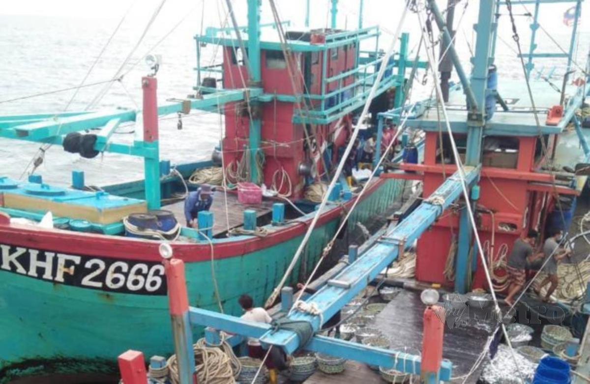 APMM menahan dua bot nelayan tempatan kelas C di perairan Pulau Jarak, Lumut. FOTO IHSAN APMM