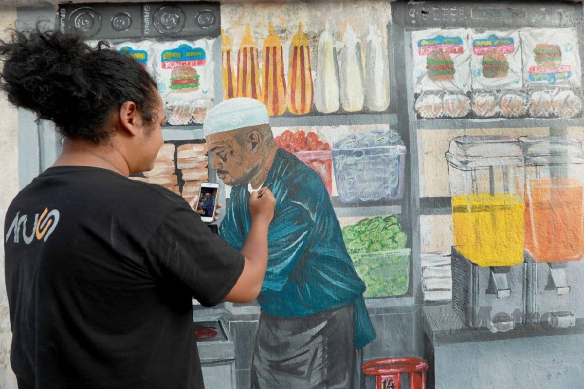 Pelukis Mohammad Amir Farouk melukis penjual burger. FOTO /MOHD RAFI MAMAT