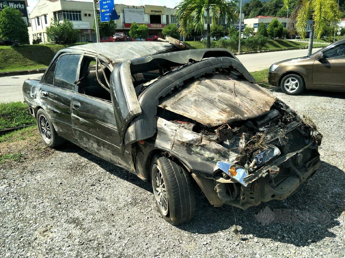 Kereta dinaiki mangsa temuk teruk selepas terbalik di KM21 Jalan Gua Musang-Kuala Krai, dekat Kampung Gua Sejuk pagi ini. FOTO RAMLI IBRAHIM