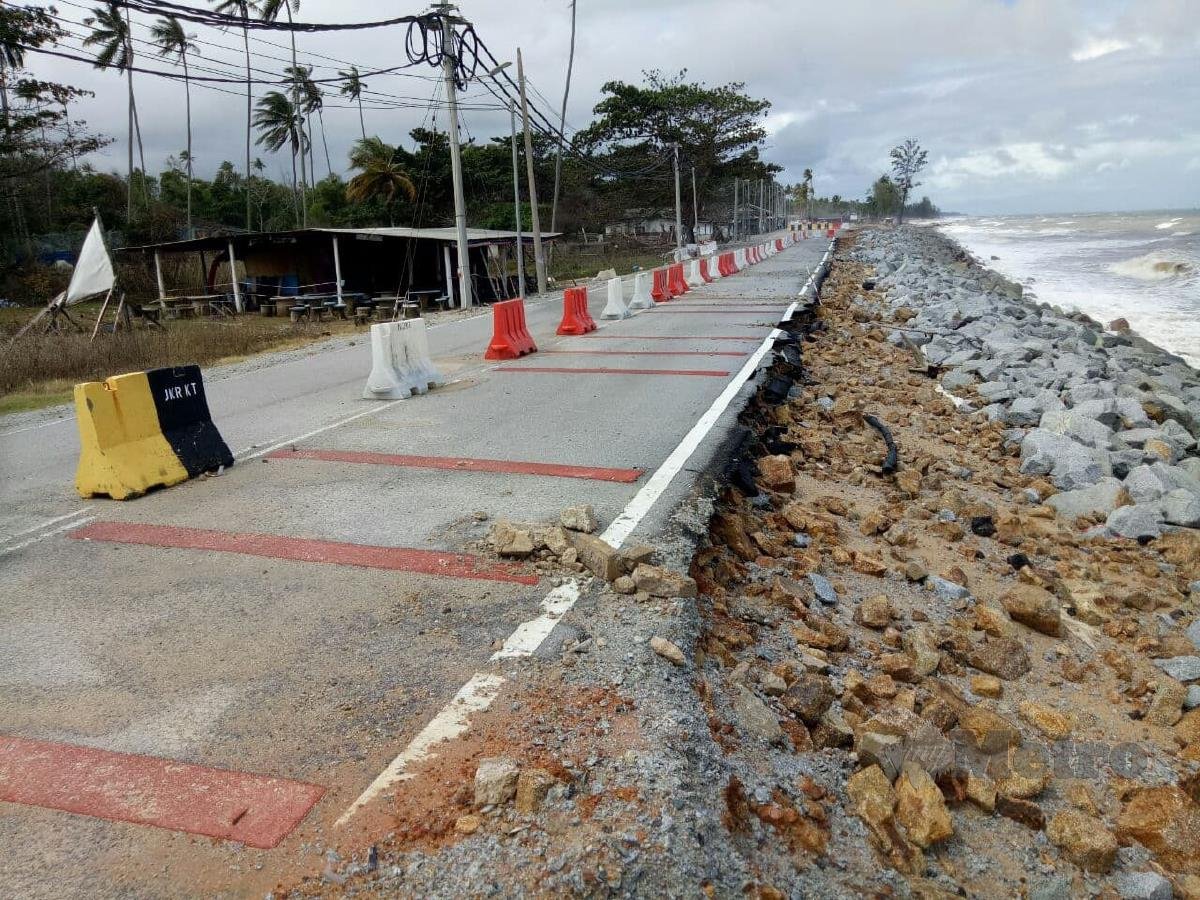 Kerajaan perlukan peruntukan sebanyak RM200,000 untuk membaikpulih kerosakan jalan di Kampung Kolam Mengabang Telipot, Batu Rakit disebabkan hakisan. FOTO/BAHAROM BAKAR.