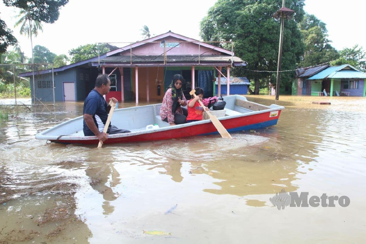 KEANDAAN banjir di Pekan. 
