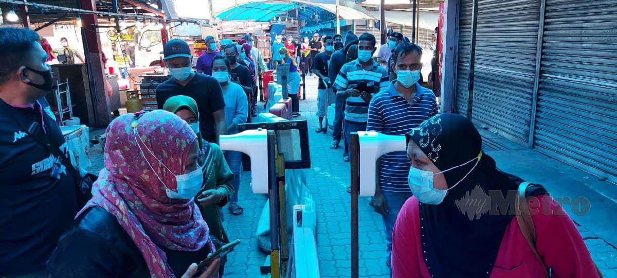 Tinjauan orang ramai berbaris serta mematuhi SOP PKP dengan memakai pelitup muka untuk memasuki Pasar Borong Pandan untuk membeli ikan dan barang keperluan harian dalam tempoh PKP  bermula 13 Januari  sehingga 26 Januari 2021. FOTO ZAIN AHMED