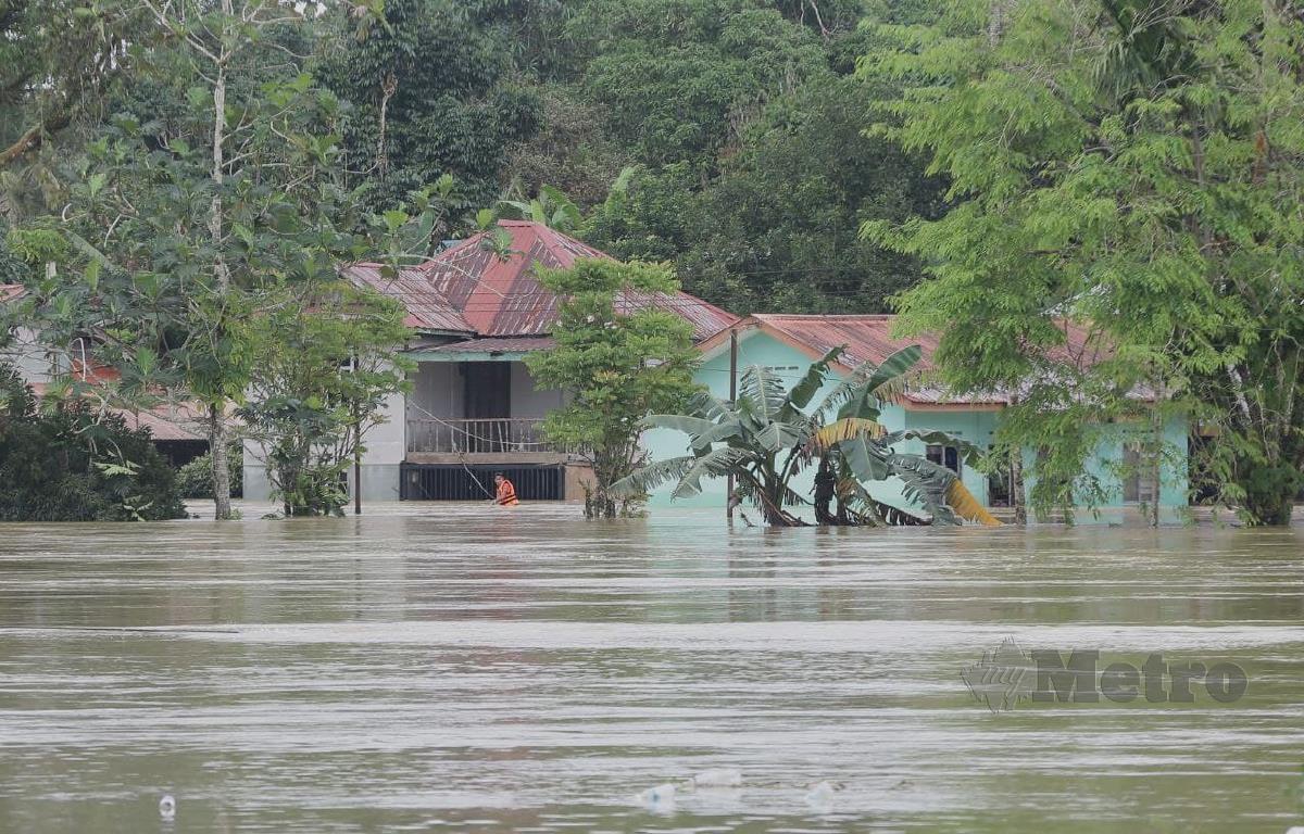 Tinjauan banjir ke lokasi Pekan Seniawan, Bau air mula surut sementara Kampung Seniawan Melayu, air masih naik.FOTO/NADIM BOKHARI