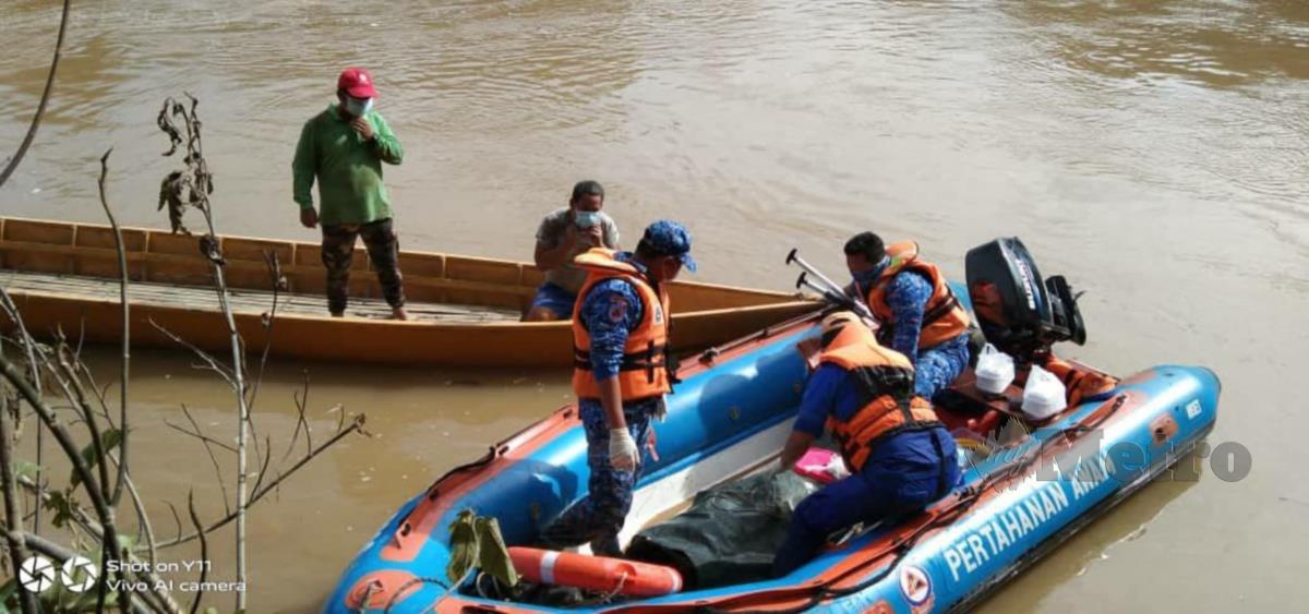 MAYAT lelaki lemas ditemui di Sungai Kinabatangan, hari ini. IHSAN APM