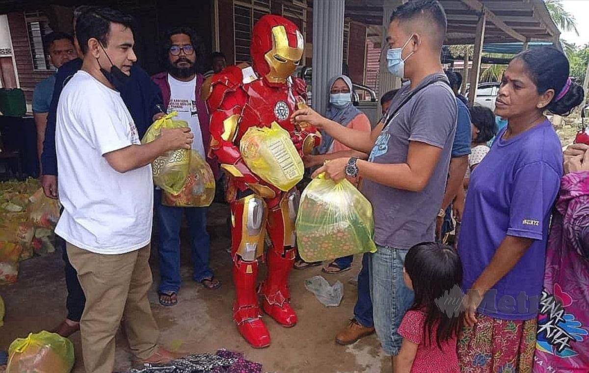 Iron Man mengagihkan bantuan buat mangsa banjir di Taman Desa, Kuala Krau, Temerloh.