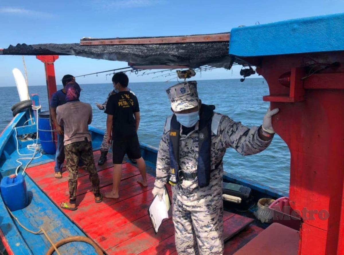 Anggota APMM Zon Kuala Kedah mengarahkan bot pemancing berpatah balik kerana didapati melanggar PKP. FOTO /ZULIATY ZULKIFFLI