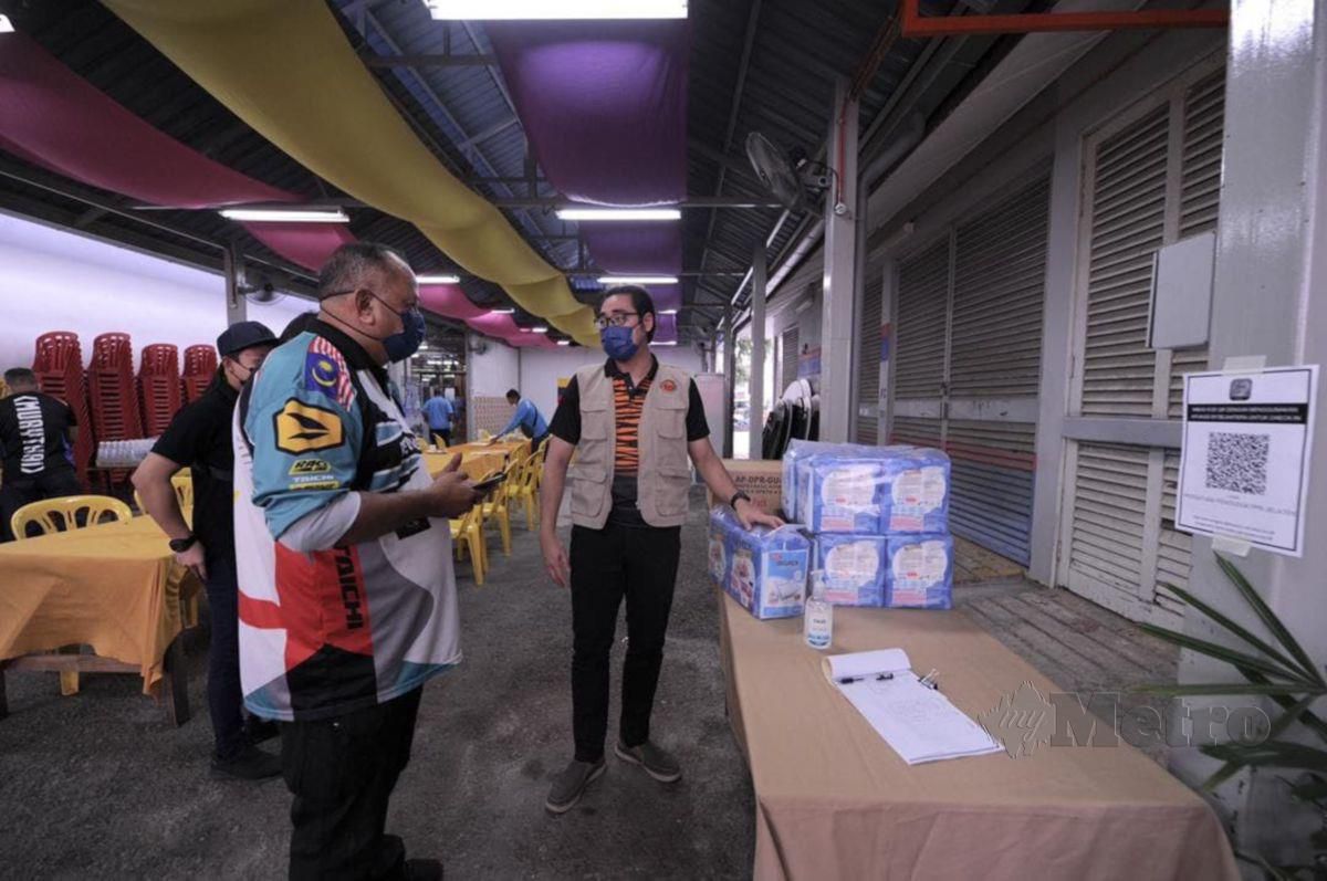 WAN Ahmad Fayhsal (kanan) bersama agensi kerajaan menjalankan sanitasi awam di PPR Jelatek. FOTO Ihsan KBS