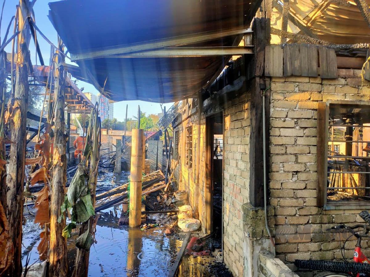 Sebahagian daripada 10 rumah di Jalan Seberang Kereta Api, Sungai Korok, yang musnah dalam kebakaran. FOTO ZULIATY ZULKIFFLI