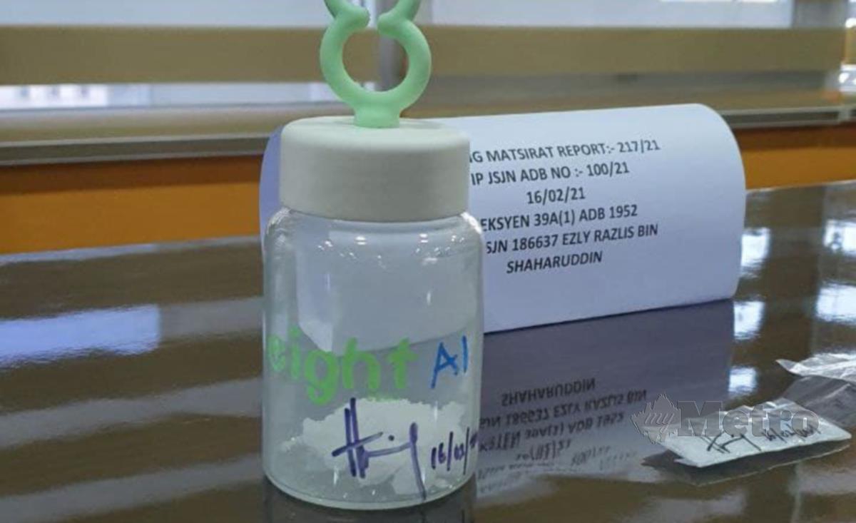 Botol susu bayi yang digunakan suspek bekas imam untuk mengisi dadah syabu. FOTO HAMZAH OSMAN