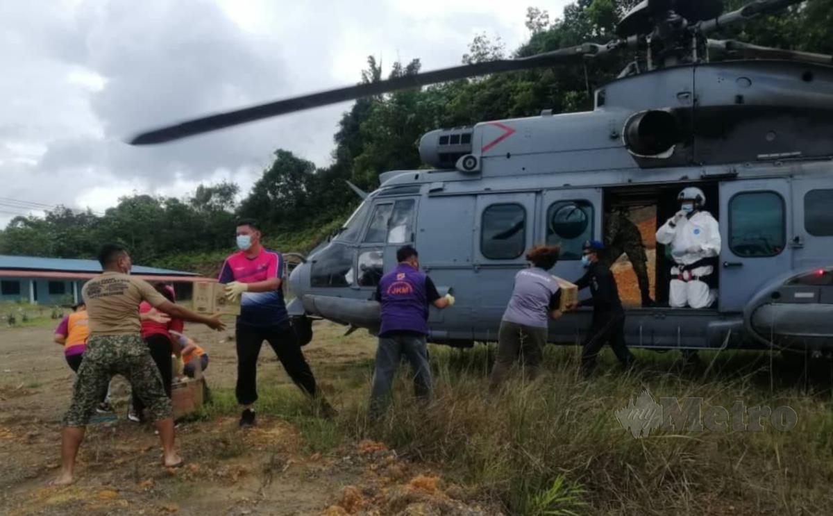 Sebuah helikopter TUDM dari Pangkalan Udara Labuan diaturgerak bagi melaksanakan misi bantuan penghantaran bekalan makanan dan keperluan asas kepada dua penempatan rumah panjang di daerah Bintulu, Sarawak. FOTO IHSAN TUDM