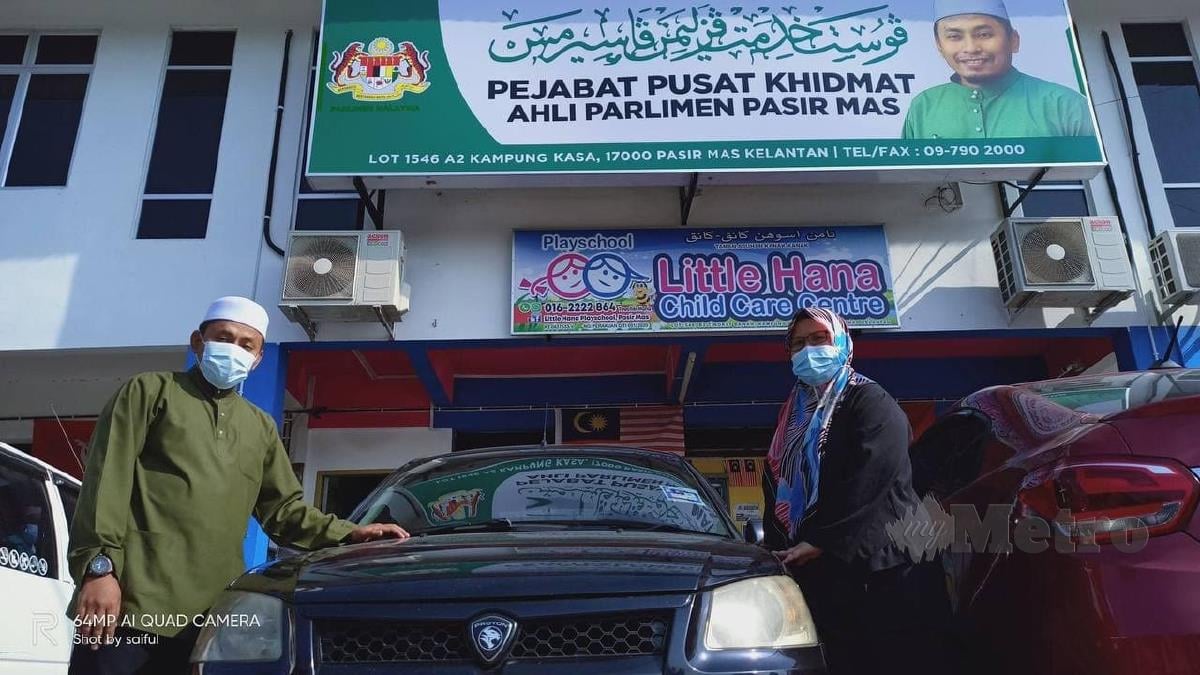 Ahmad Fadhli Shaari menghadiahkan kereta Proton Saga terpakai kepada  Nor Ain Ramli. FOTO / IHSAN AHLI PARLIMEN
