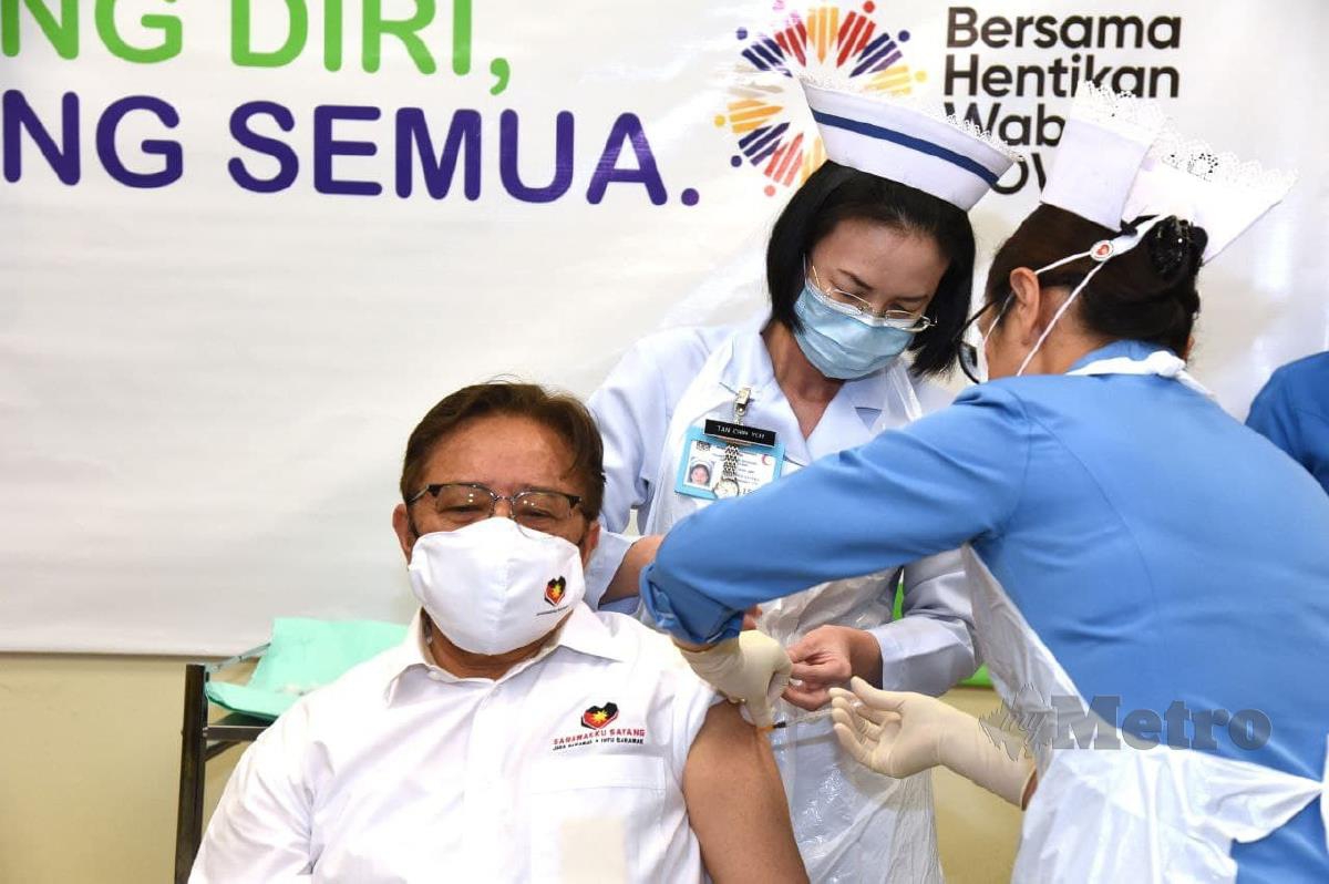Abang Johari Tun Openg, menerima suntikan vaksinasi Covid-19 di Klinik Kesihatan Petra Jaya. FOTO NADIM BOKHA