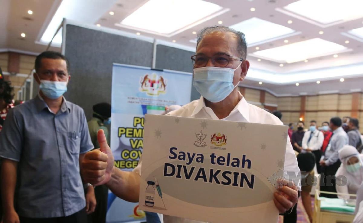 Wan Rosdy Wan Ismail (dua kiri) ketika menerima suntikan vaksin Covid-19 pada Program Imunisasi Covid-19, Negeri Pahang di Dewan Jubli Perak Sultan Haji Ahmad Shah. FOTO FARIZUL HAFIZ AWANG