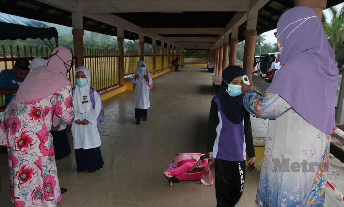 Murid prasekolah, tahun 1 dan 2 Sekolah Kebangsaan Seri Bandi 2, Kemaman memulakan sesi persekolahan serentak bermula hari ini di seluruh negara. FOTO/MUSTAFFA KAMA
