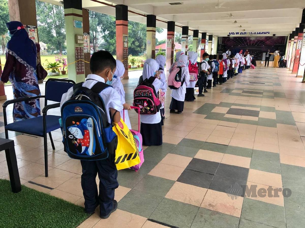 Murid prasekolah, tahun satu dan dua Sekolah Kebangsaan (Satu) Petaling Jaya memulakan sesi persekolahan. FOTO KHAIRUL AZHAR AHMAD.