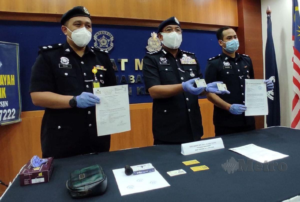SHAFIEN (tengah) bersama pegawainya menunjukkan bahan bukti yang digunakan suspek menyamar kerabat Sultan Kelantan. FOTO Nik Abdullah Nik Omar