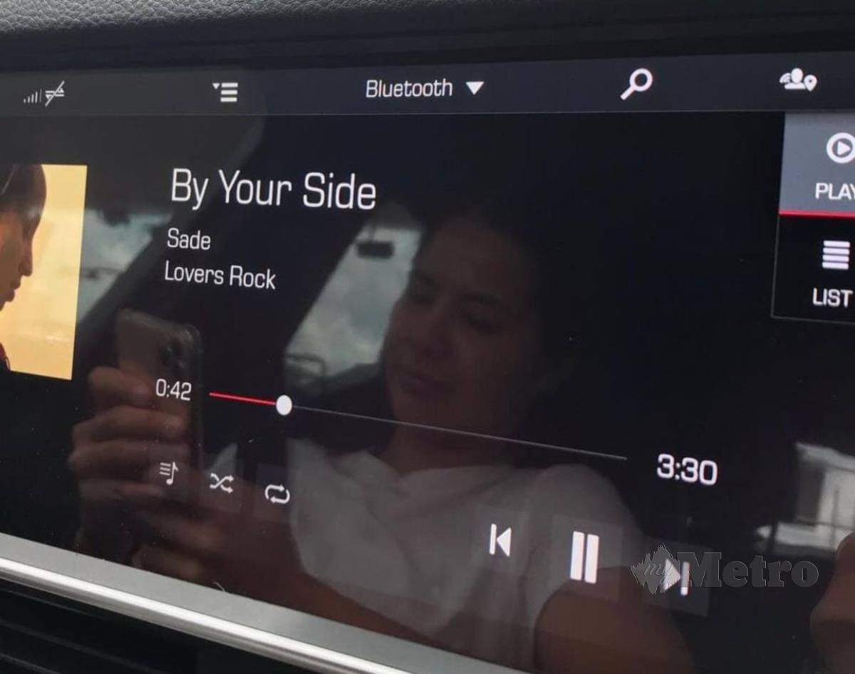 FOTO memaparkan bahagian radio dalam kereta yang menampakkan refleksi wajah Noor Nabila di tempat duduk penumpang bahagian depan.