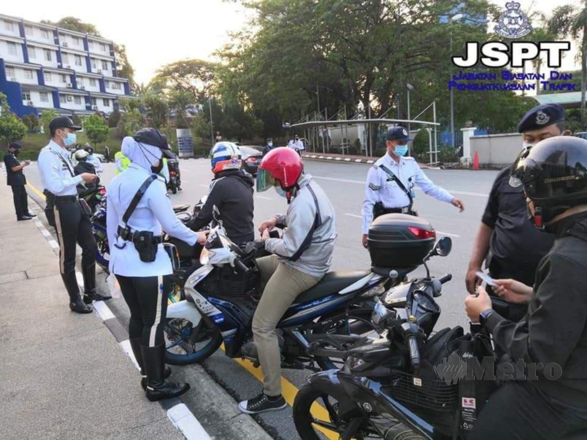 JSPT Bukit Aman menjalankan Op Khas (Pemeriksaan Kenderaan) secara mengejut di pintu masuk Ibu Pejabat Polis Bukit Aman. FOTO Ihsan PDRM