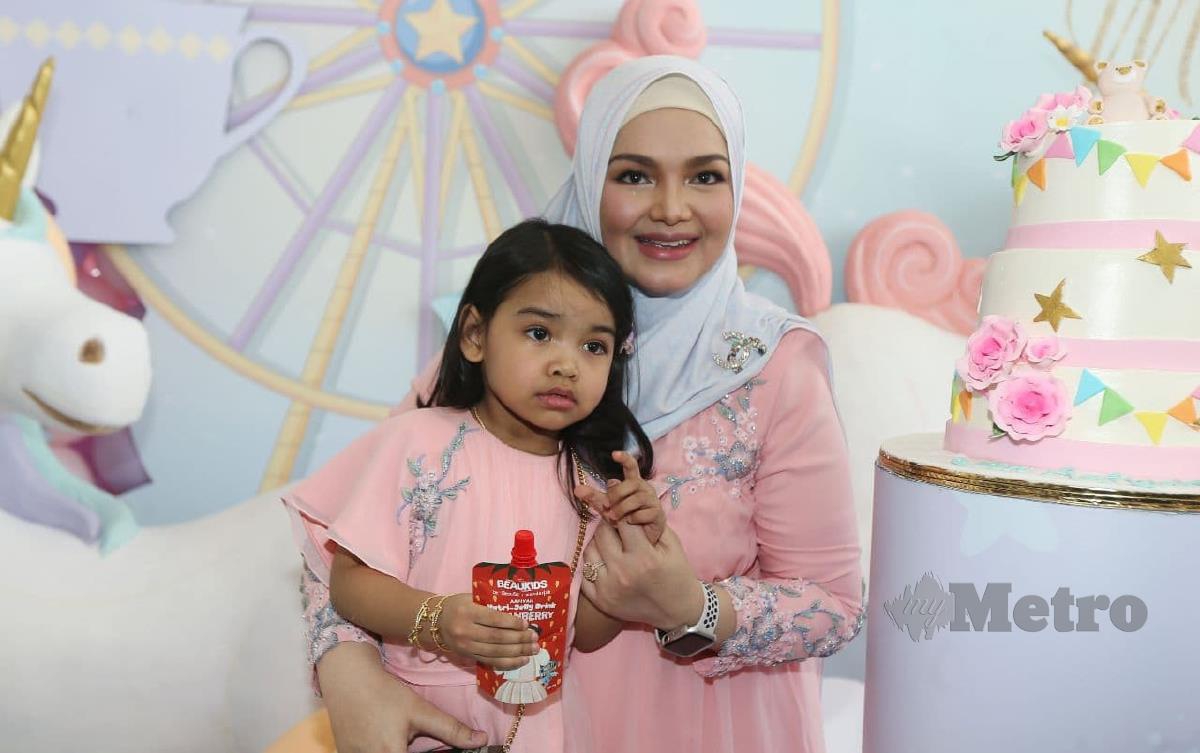 Siti bersama anaknya Siti Aafiyah. FOTO ROHANIS SHUKRI