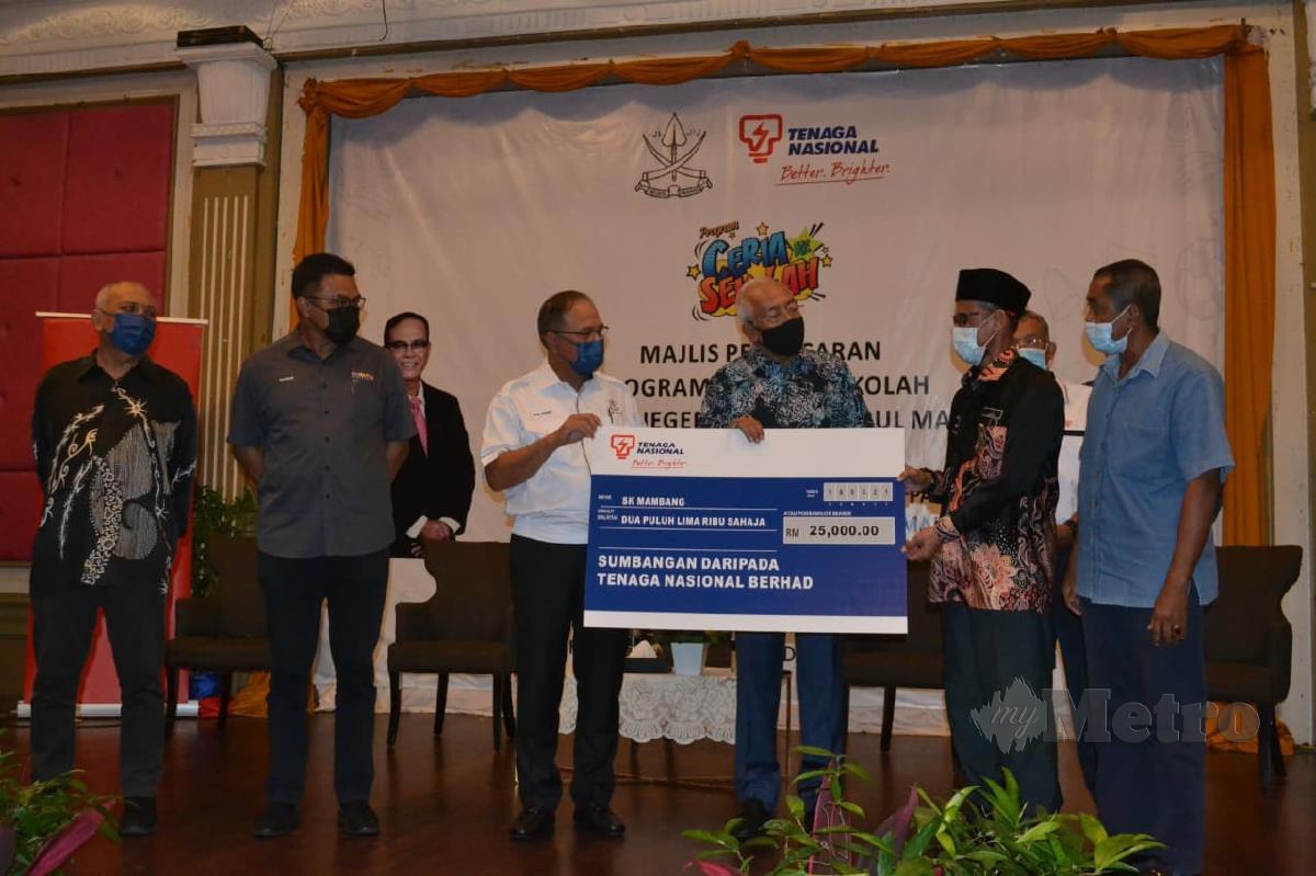 Menteri Besar, Datuk Seri Wan Rosdy Wan Ismail (tiga dari kiri) menyampaikan sumbangan kepada wakil sekolah pada Program TNB-Ceria Ke Sekolah sambil diperhatikan Pengerusi TNB, Datuk Seri Mahdzir Khalid di Kuantan. FOTO  Asrol Awang