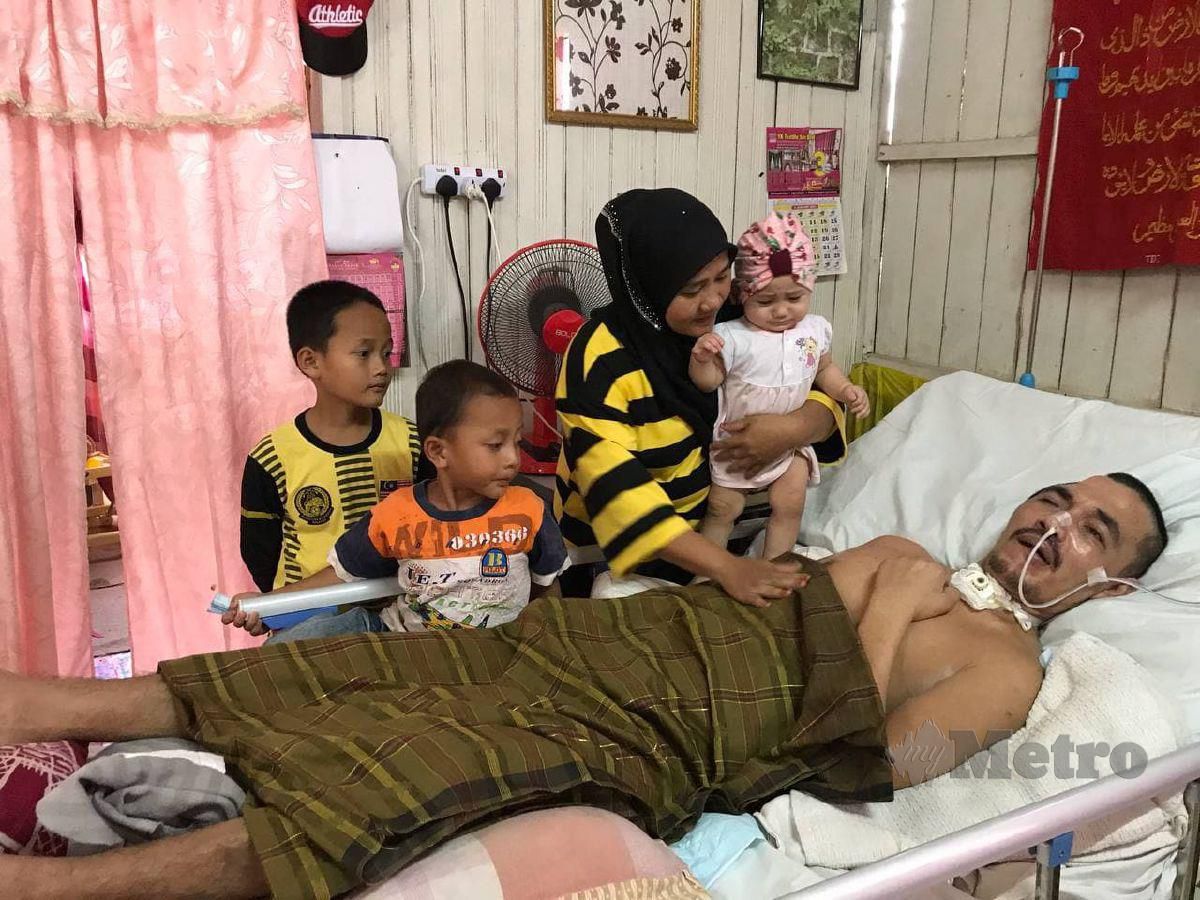 NOR Fatihah bersama tiga anaknya di sisi Mohd Bukhori yang terlantar koma. FOTO Hazira Ahmad Zaidi