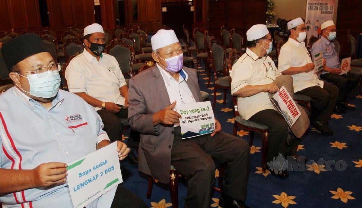 Menteri Besar Kelantan, Datuk Ahmad Yakob  (dua kiri)  selepas menerima suntikan dos kedua vaksin diiringi Amar Nik (tiga kiri) ketika hadir pada Program Imunisasi Covid-19 Peringkat Negeri Kelantan di  Dewan Jamuan Utama, SUK Kelantan. FOTO NIK ABDULLAH NIK OMAR