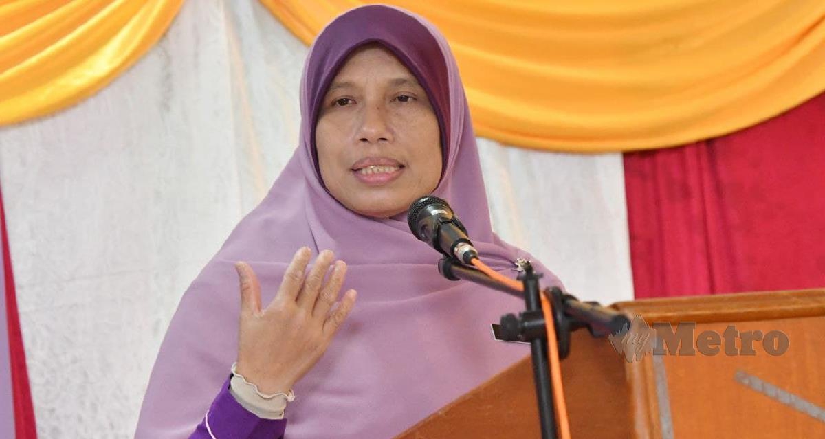 Siti Zailah Mohd Yusoff berucap ketika hadir sempena Program Malaysia Prihatin peringkat Parlimen Rantau Panjang di Kompleks Tarbiyah Islamiah Chetok (KOMTIK), Pasir Mas. FOTO NIK ABDULLAH NIK OMAR.