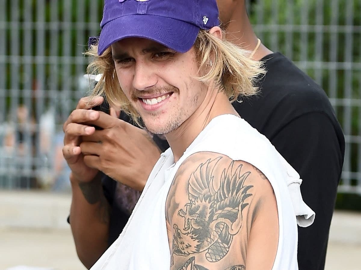 Justin Bieber yang mencacah tatu terbaharu berbentuk buah pir.
