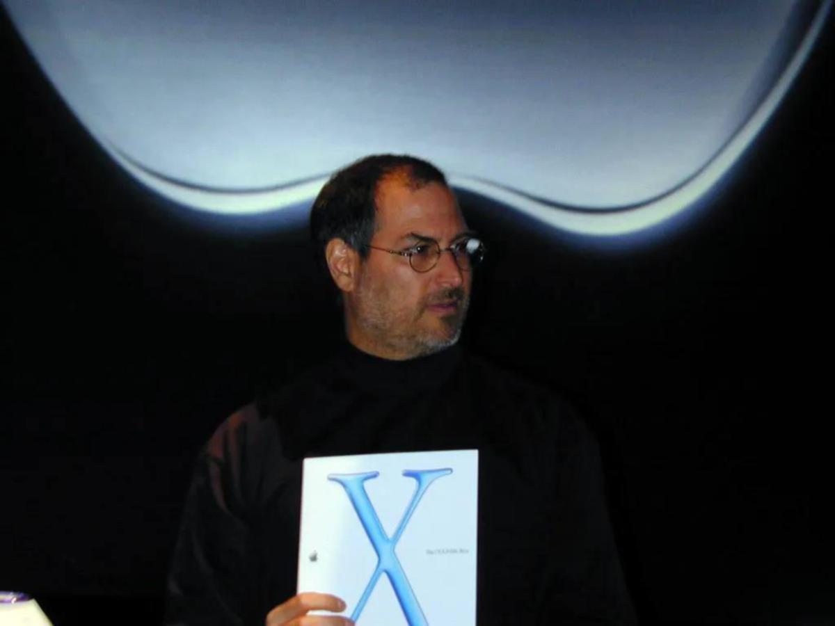JOBS melancarkan sistem operasi Mac OS X pada 2000.