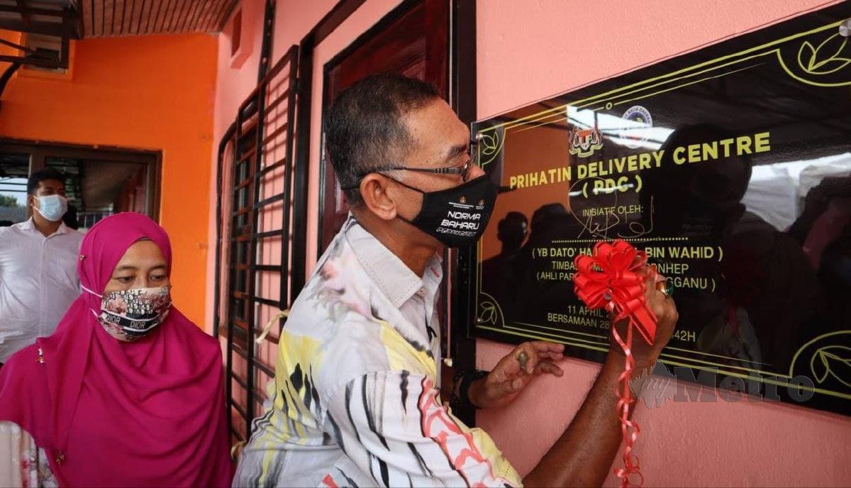 Rosol menantangani plak perasmian Prihatin Delivery Centre di bangunan Majlis Belia Daerah Hulu Terengganu. FOTOZAID SALIM