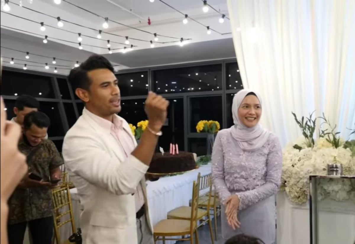 Ezza membawa kek dan membuat kejutan kepada Remy pada satu majlis perkahwinan. FOTO Mohd Yusni Ariffin