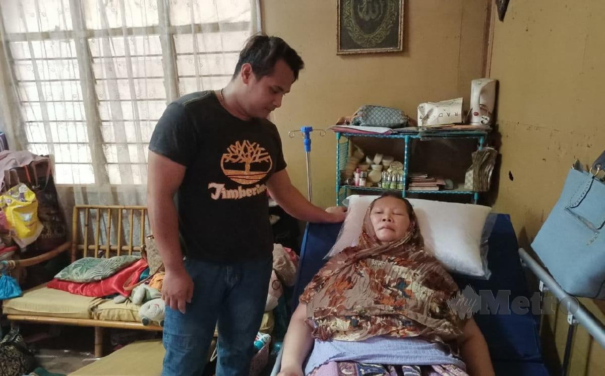 Norlia menerima katil boleh laras yang diwakafkan NGO Bukan Kerna Nama di Kampung Tanjong Mas. FOTO SITI ROHANA IDRIS