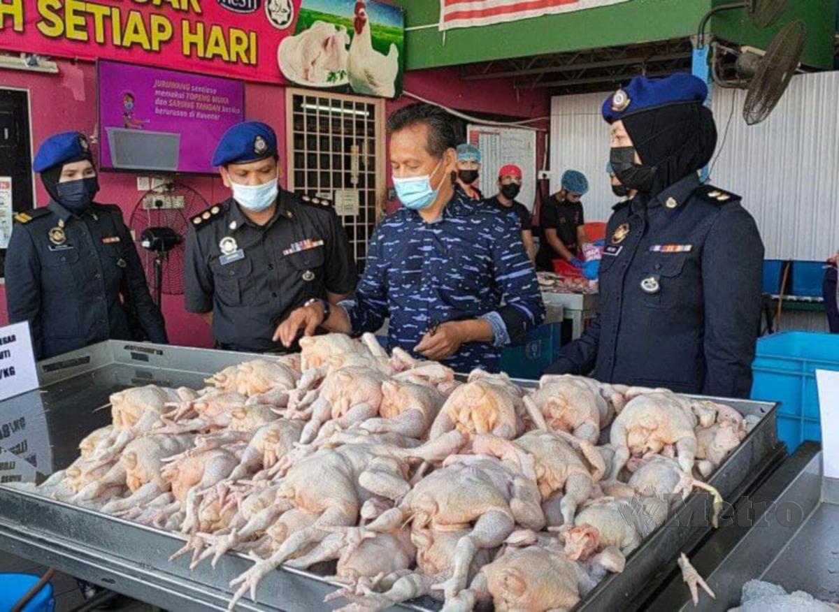 Pegawai KPDNHEP Kedah melakukan pemeriksaan di kilang Ayam Bismi di Simpang Empat dalam Ops Catut 8.0. FOTO ZULIATY ZULKIFFLI