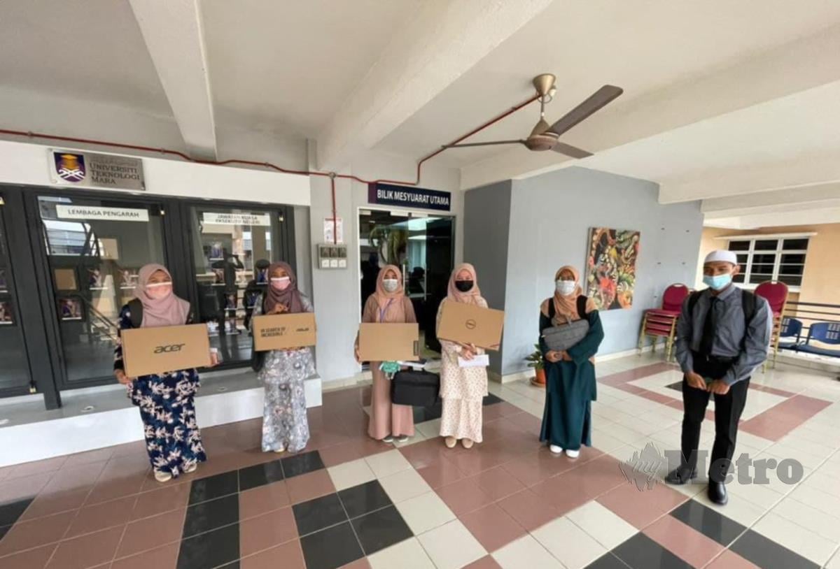 Antara sebahagian 30 penerima komputer riba sumbangan Tabung Haji di UiTM Melaka. FOTO NAZRI ABU BAKAR