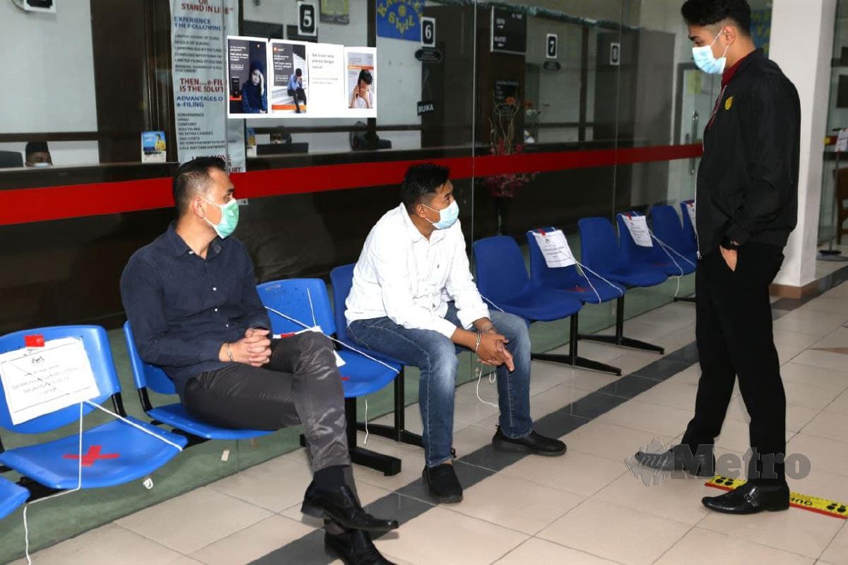 Dua orang Pengarah Projek dari sebuah syarikat di hadapkan ke Mahkamah Majistret 3 Kuching. FOTO NADIM BOKHARI